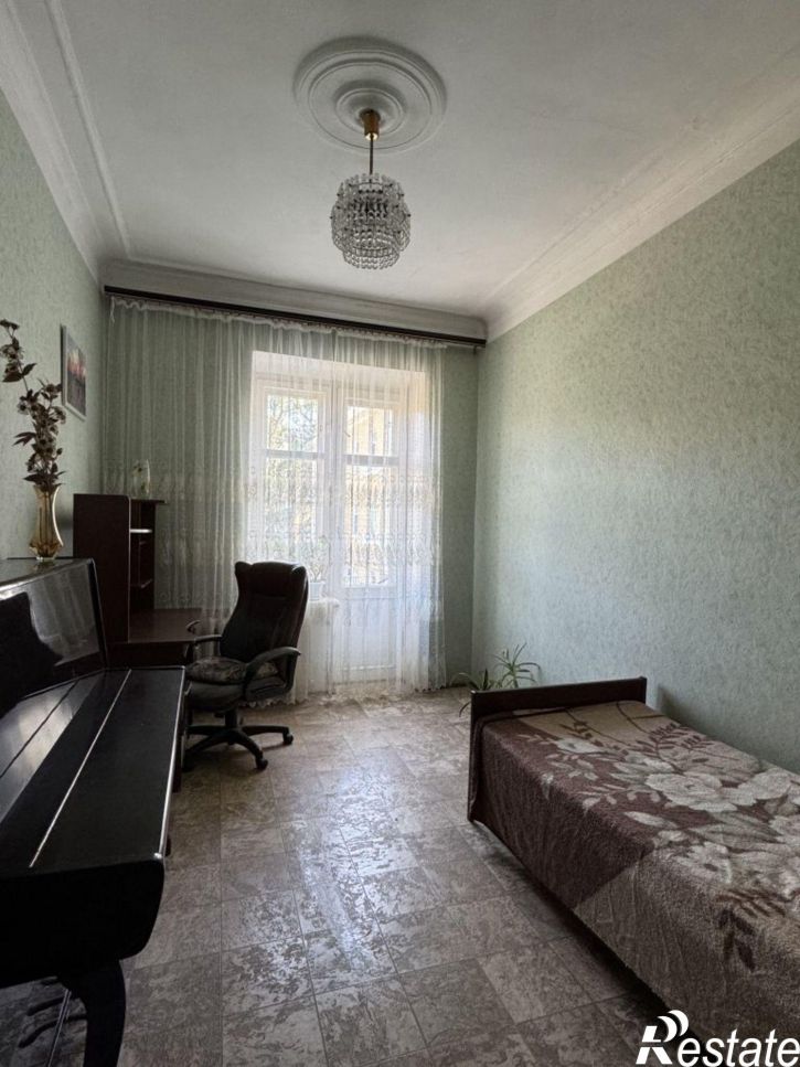 4-комн квартира Калинина ул, 107
