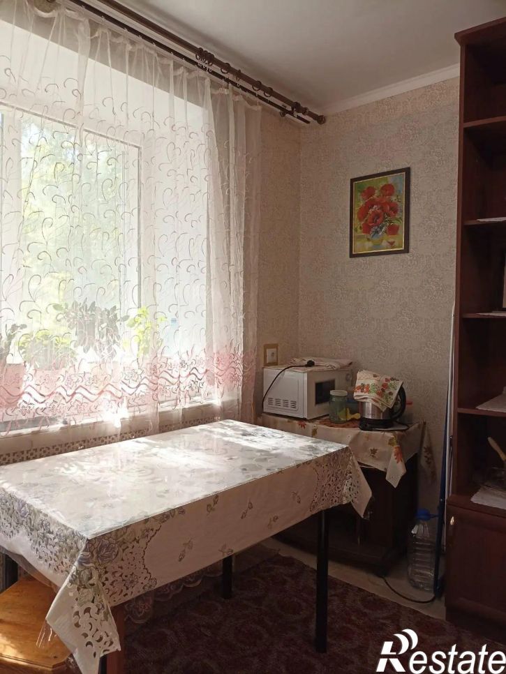 Комната Попова, 8а